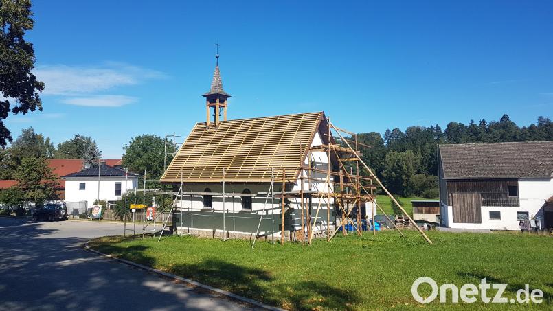 Die neuen Dachlatten sind bereits angebracht, aber die Dorfbewohner von Niederland warten noch auf die neuen Holzschindeln. Bild: gi