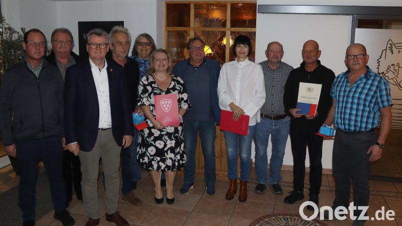 Dienstjubiläen und Verabschiedungen in den Ruhestand standen bei der Stadt Sulzbach-Rosenberg an. Von links Personalamtsleiter Roland Maul, Hans König, Bürgermeister Michael Göth, Roland Greipel, Personalratsvorsitzende Petra Schilling, Nicole Mende, Herbert Feicht, Christine Schaller-Kokesch, Wolfgang Wismet, Stefan Frank und Walter Kraus. Bild: mfh