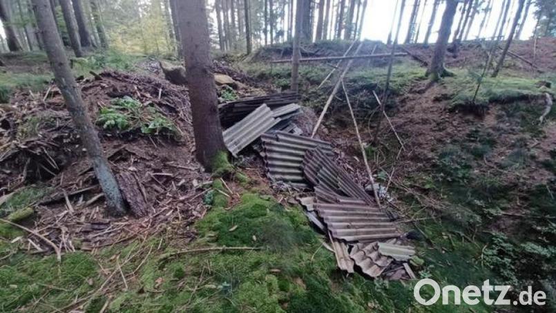Eternitplatten mitten im Wald bei Wildstein abgekippt: Wer Hinweise auf den Verursacher geben kann, soll sich bei der Polizeiinspektion Oberviechtach oder der Gemeinde melden. Bild: Gemeinde Teunz/exb