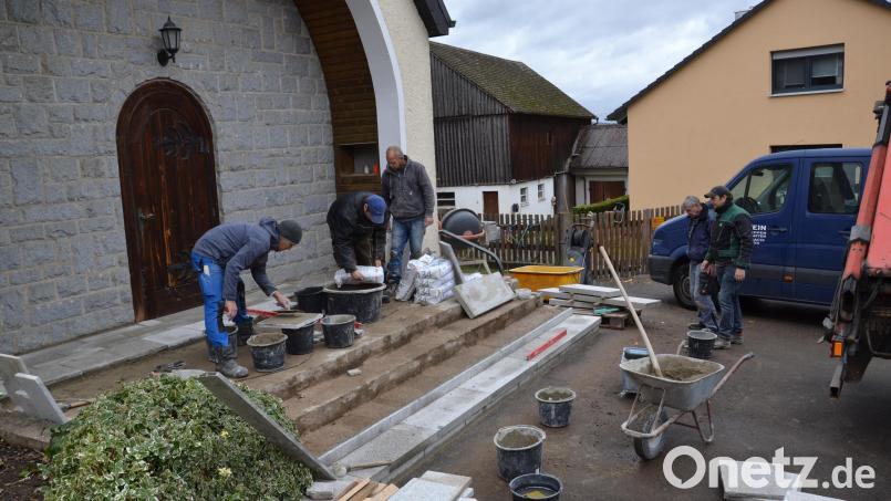 Durch die Treppensanierung wird der Zugang zur Kapelle sicherer gemacht. Ortssprecher Thomas Kleber (rechts) beaufsichtigt die Arbeiten und legt selbst mit Hand an. Bild: gi