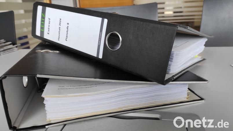 Der Entwurf des Haushaltsplans füllt ganze Ordner. Dennoch vermisst die CSU-Fraktion Wesentliches. Bild: rg