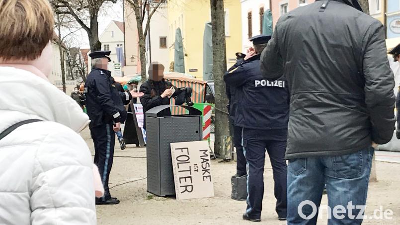 Protest in der Fußgängerzone in Weiden. Auch um diese Aktion mit dem Schild &quot;Maske ist Folter&quot; geht es nun vor Gericht. Archivbild: Gabi Schönberger