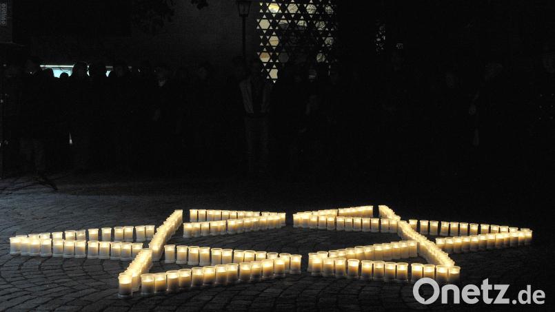 Durch einen antisemitischen Ausruf störte ein Jugendlicher eine Gedenkveranstaltung am Jahrestag der Reichspogromnacht in Hirschaid im Landkreis Bamberg. Symbolbild: Stefan Puchner /dpa