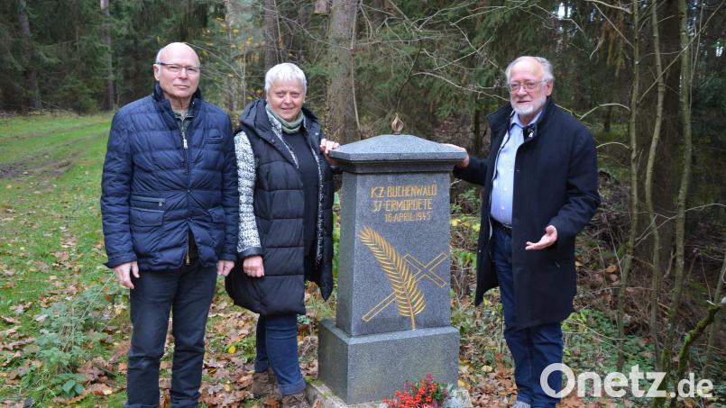Das Ehepaar Karl und Theresa Schreier (links) sowie Herbert Bauer (rechts) am sanierten Gedenkstein, der in einem Waldstück bei Thann an die Ermordung von KZ-Häftlingen erinnert. Bild: jr