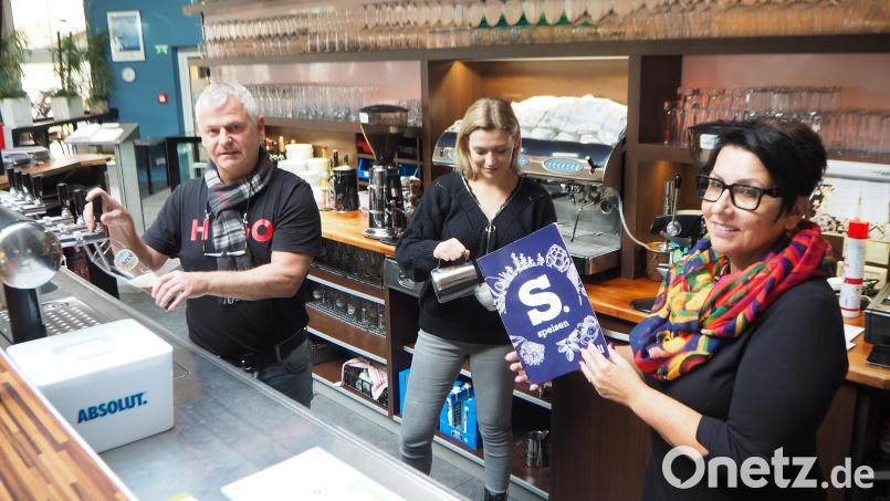 Im Cafébar- Restaurant &quot;Dali&quot; in Nabburg herrscht Krisenstimmung bei (von links) Gerhard, Alexandra und Hildegard Hanauer. Der Familienbetrieb tut sich schwer, die höhere Mehrwertsteuer an die Kundschaft weiterzugeben. Bild: bl