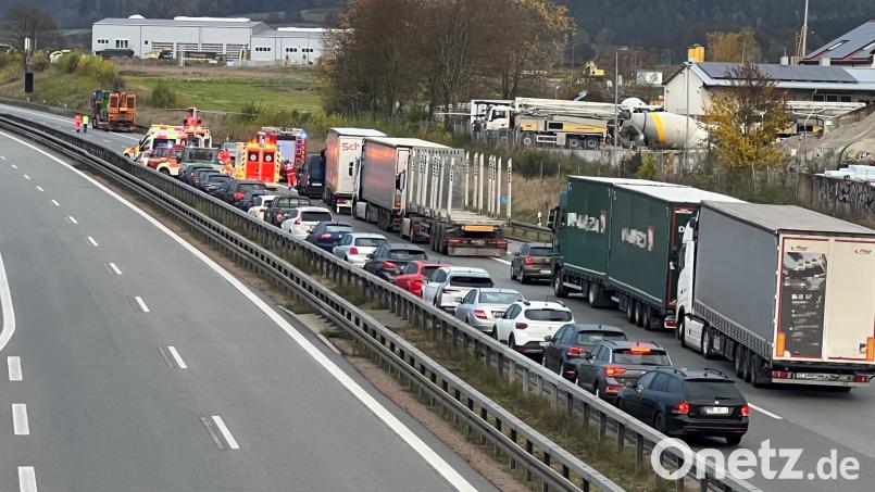 Die A93 ist zwischen Nabburg und Pfreimd nach einem Unfall gesperrt. Der Verkehr wird umgeleitet. Bild: Tietz