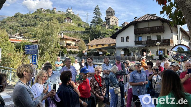 Beim Stadtrundgang in Klausen traf die IG &quot;Freunde Südtirols&quot; auf Straßenmusikanten. Im Hintergrund grüßen mit Kloster Säben und der Burg Branzoll zwei Hauptsehenswürdigkeiten des Orts. Bild: Freunde Südtirols/exb