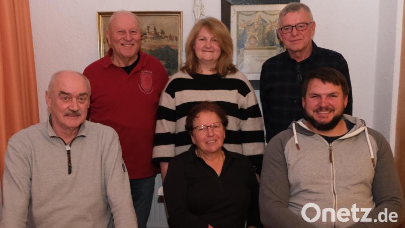 Hermann Wurdack, Maria Kominowski und Andy Fritsch (vorne von links) sowie Alfons Bäumler (hinten rechts) haben für ihre langjährige Treue Geschenke von Präsident Lorenz Haberkorn, Vizepräsidentin Christa Kick (hinten von links) bekommen. Bild: Johannes Weig