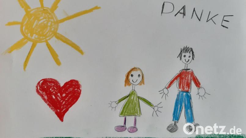 Mit dem Geld der Spendenaktion unterstützt die Stadt Windischeschenbach bedürftige Familien im Stadtgebiet. Als Dankeschön sind im Rathaus auch selbst gemalte Bilder von Kindern eingegangen. Repro: Stadt Windischeschenbach/exb