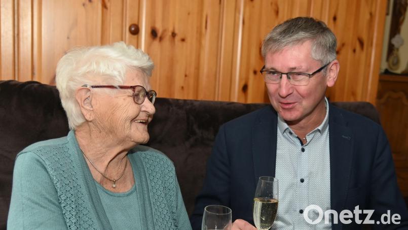 Magdalena Sehr, die ihren 90. feierte, und Bürgermeister Franz Badura stoßen an. Bild: gf