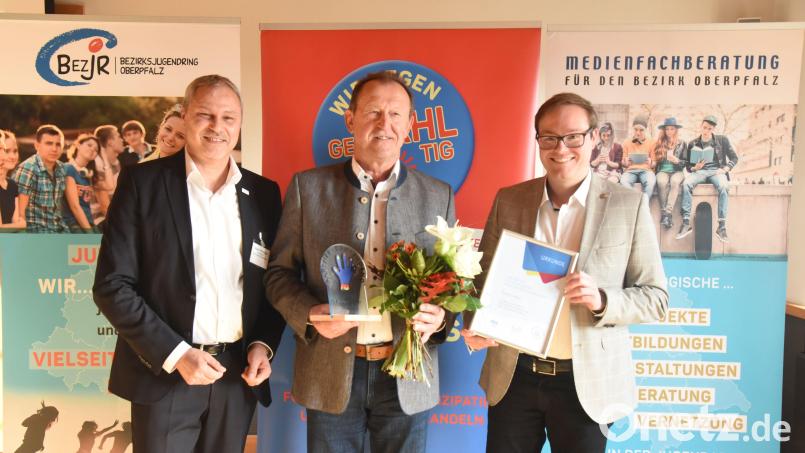 Bei der Ehrung (von links): Jürgen Preisinger, Vorsitzender des Bezirksjugendrings Oberpfalz, Richard Gaßner, ehemaliger Kulturreferent Bezirk Oberpfalz, und Philipp Seitz, Präsident des Bayerischen Jugendrings. Bild: Staudinger/BezJR OPf./exb