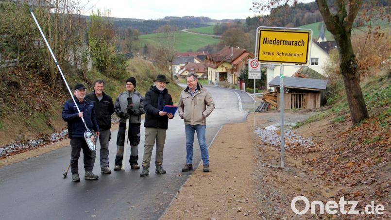 Mittels Spiegel können die beleuchteten Leitungen von Schacht zu Schacht exakt überprüft werden. Nach der Begehung durch Michael Baumer, Chef des ausführenden Bauunternehmens, seinen Baufacharbeitern Michael Betz und Manuel Keilhamer, Ingenieur Albert Krämer sowie Bürgermeister Martin Prey sind alle mit der Bauausführung zufrieden. Es gibt keinen Anlass zu Beanstandungen. Bild: Josef Böhm