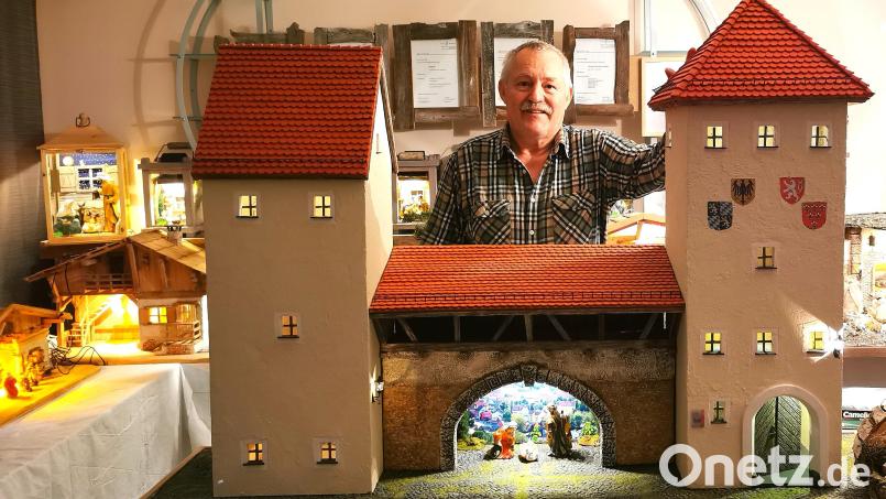 Krippenbauer Gerhard Meller aus Oberviechtach hat eine Weihnachtskrippe in die Stadtmauer von Sulzbach-Rosenberg integriert. Bild: Portner
