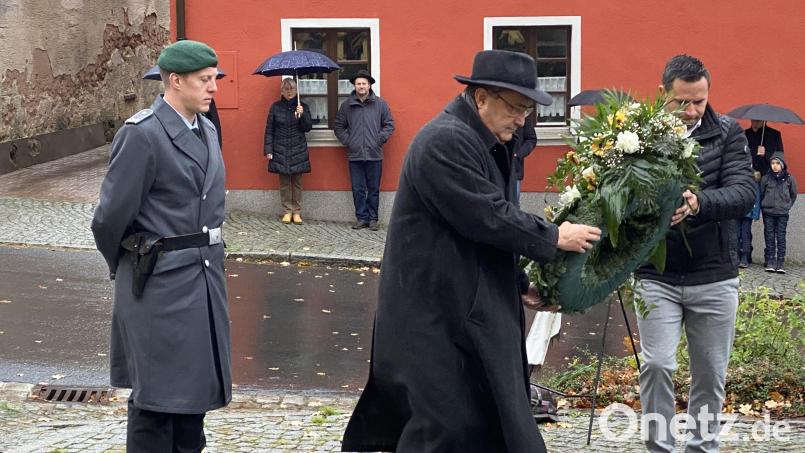 Bürgermeister Ludwig Gürtler (Mitte) und Stellvertreter Werner Schärtl legen am Ehrenmal einen Kranz nieder. Major Christian Hartl (links) von der Patenkompanie legt für die Bundeswehr ebenfalls einen Kranz nieder. Bild: Josef Glas