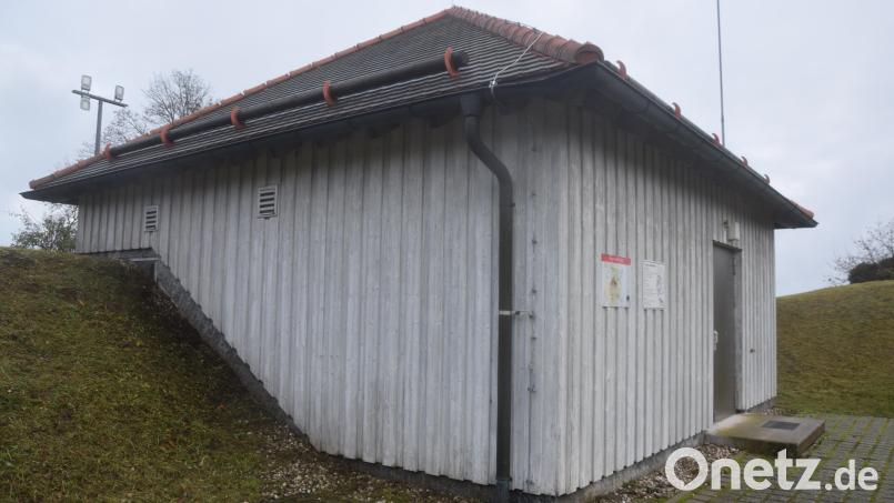 Der Hochbehälter auf der Burg: Mit Wasser der Steinwaldgruppe werden ab hier in sechs Kilometer Leitungen 470 Leuchtenberger Bürger versorgt. Bild: fz