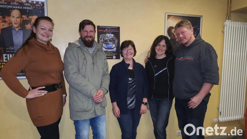 Schauspielerin Ann-Kathrin Krauß, Kinobesucher Michael Kircher, Kinobetreiberin Christine Hegen und das Produzentenehepaar Jutta Jahreis und Michael von Hohenberg (von links) stellten sich zu einem Erinnerungsfoto. Bild: ubb