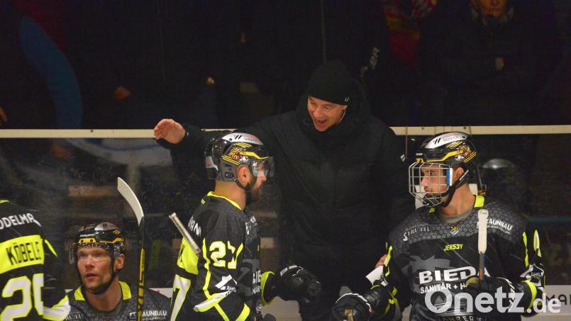 Die Amberger Bank mit Trainer Dirk Salinger (Mitte) möchte auch in Pfaffenhofen wieder Grund für gute Laune haben. Archivbild: Andreas Brückmann