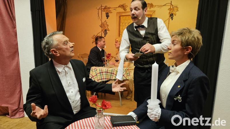 &quot;Der Firmling&quot;, ein Klassiker von Karl Valentin, sorgt auch in der Version der Kolping-Theatergruppe Neukirchen für viele Lacher beim Publikum. Bild: rtw