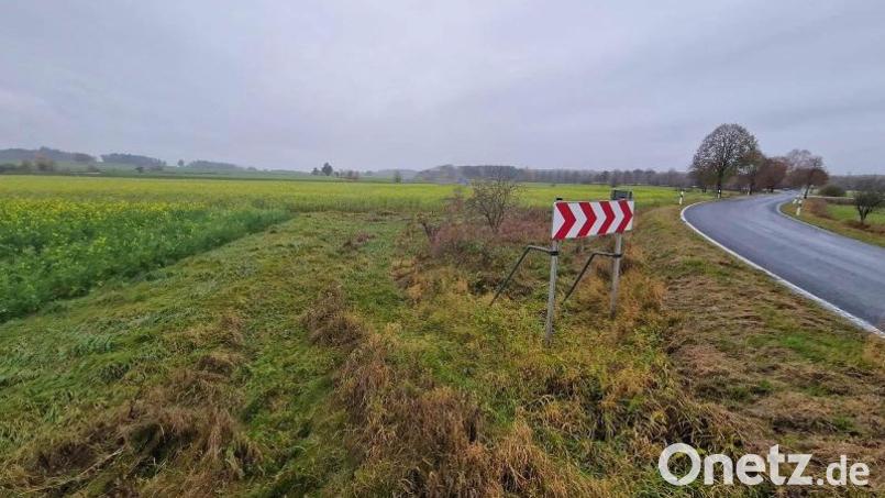 An der B 299 alt in der ehemaligen berüchtigten Todeskurve entsteht nun links vom Straßenschild die Grundwasser-Messstelle durch das Wasserwirtschaftsamt. Bild: bk