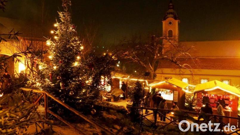 Große und kleine Weihnachtsmärkte warten heuer im Landkreis auf die Besucher, für jeden Geschmack ist etwas dabei. Im Bild der Weihnachtsmarkt unter der Burg in Ebermannsdorf. Archivbild: Georg Birner/exb
