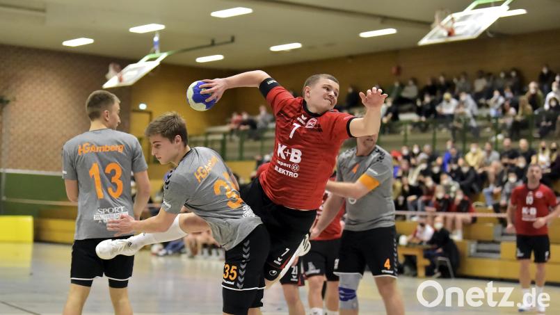 In der Saison 2021/22 gastierte die HG Amberg zuletzt in der Sulzbacher Krötenseehalle. Damals gewann der HC Sulzbach klar mit 28:22. In dieser Szene sucht der Sulzbacher Simon Sehnke den Weg zum gegnerischen Tor. Archivbild: Hubert Ziegler