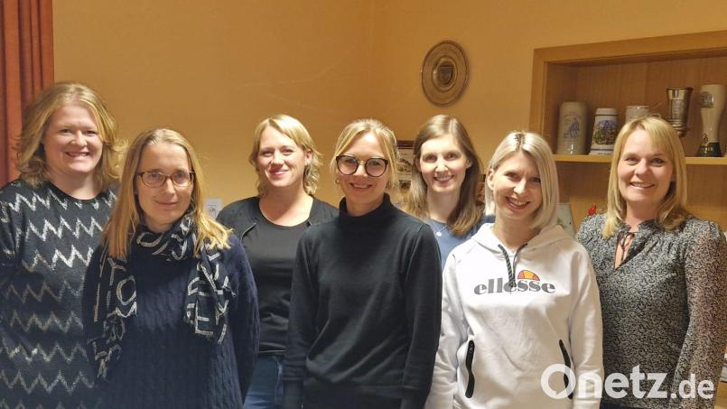 Die Spielplatzfreunde Holzhammer wählen einen neuen Vereinsvorstand (von links): Elisabeth Lindthaler, Maria Kumeth, Stefanie Wagner, Viktoria Kraus, Christina Straub, Marina Hildebrand und Vorsitzende Marina Basler-Wagner. Bild: e