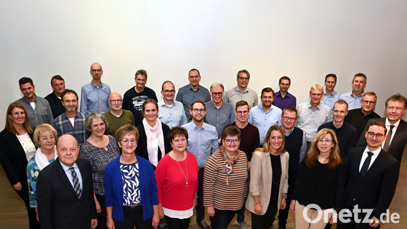 Zwischen 10 und 35 Jahren arbeiten die geehrten Mitarbeiter bei Nexans Autoelectric. Bild: Harald Kraus/exb