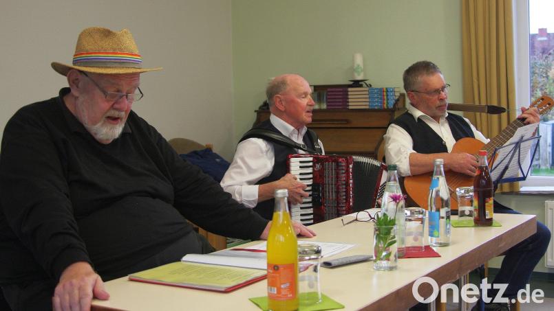 Zur Autorenstunde im evangelischen Gemeindehaus in Wiesau hatte der Leiter der &quot;Grenzlandschreiber&quot;, Hans Günther Lauth, zwei Freunde mitgebracht. Für die Musik sorgten Martin Betz und Anton Schmaus (von rechts). Bild: wro