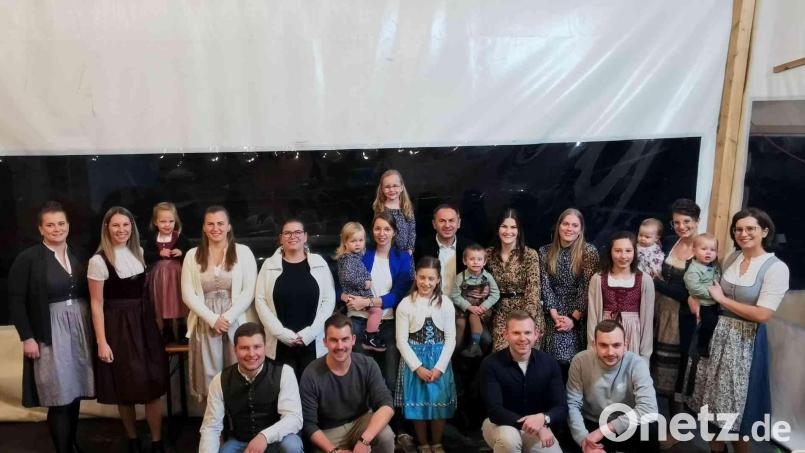 Die Kinder und Enkel seiner Geschwister wünschen &quot;ihrem Martin&quot; (Mitte, weißes Hemd, mit Bub auf dem Arm) alles Gute zum 60. Geburtstag. Dem Geburtstagsreigen schlossen sich seine Geschwister und deren Familien an. Bild: gz