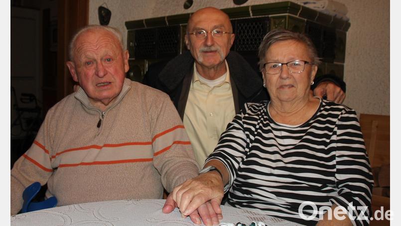 Bei einem Fußballspiel haben sich Gerda und Konrad Ertel kennengelernt. Zur „Eisernen Hochzeit“ gratuliert Dritter Bürgermeister Günther Gilch (Mitte). Bild: frd