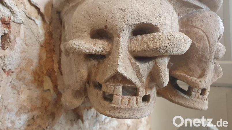 Die Schlange symbolisiert die Sünde, durch die der Tod auf die Welt kam, informiert Stadtpfarrer Thomas Kraus. Bild: kaz