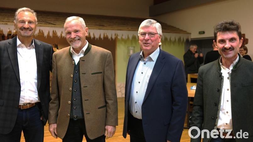 Zufriedene Gesichter nach der Vertragsunterzeichnung (von links): Geschäftsführer Sebastian Brandmaier und Vorsitzender Hubert Mayer von der Viehvermarktungsgenossenschaft Oberbayern-Schwaben sowie Vorsitzender Alois Weig und Geschäftsführer Heinrich Promberger von der Erzeugergemeinschaft für Schlachtvieh in der Oberpfalz. Bild: Hirsch