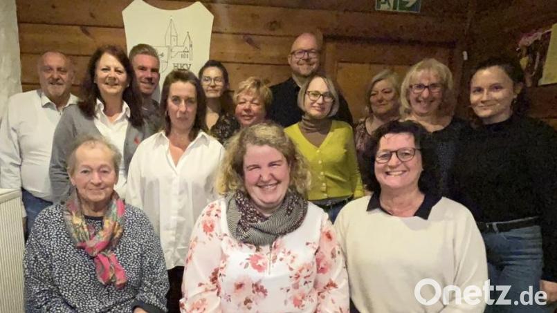 Der Heimat- und Kulturverein Ammerthal wählt einen neuen Vorstand (stehend, von links): Anton Peter, Irene Pemp, Stephan Knorr, Anja Kunz, Sarah Hirschmann, Ilonka Götz, Jörg Fehlner, Helga Breit-Jana, Anita Knorr, Karin Kellner und Katharina Weiß; vorn (von links): Hedwig Fehlner, Bianka Götz und Doris Weiß. Bild: Katharina Weiß/exb