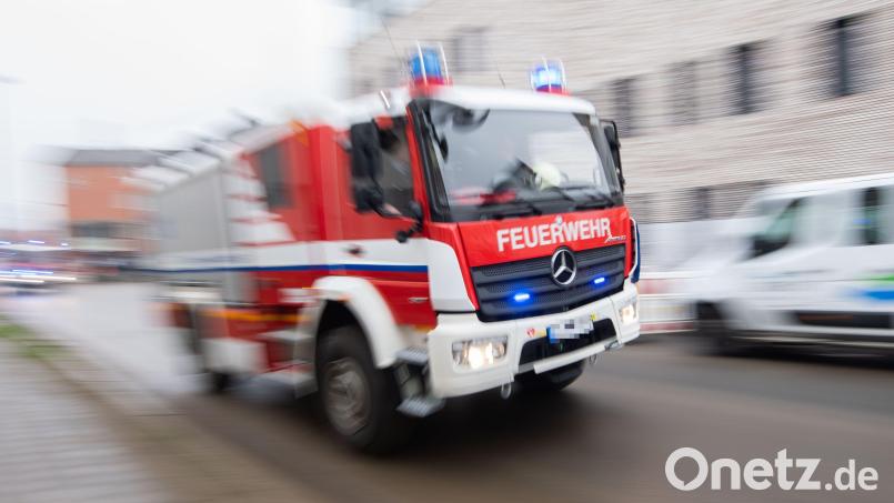 Die Feuerwehr hatte am Donnerstag einen Brandeinsatz in Tirschenreuth. Symbolbild: Julian Stratenschulte/dpa