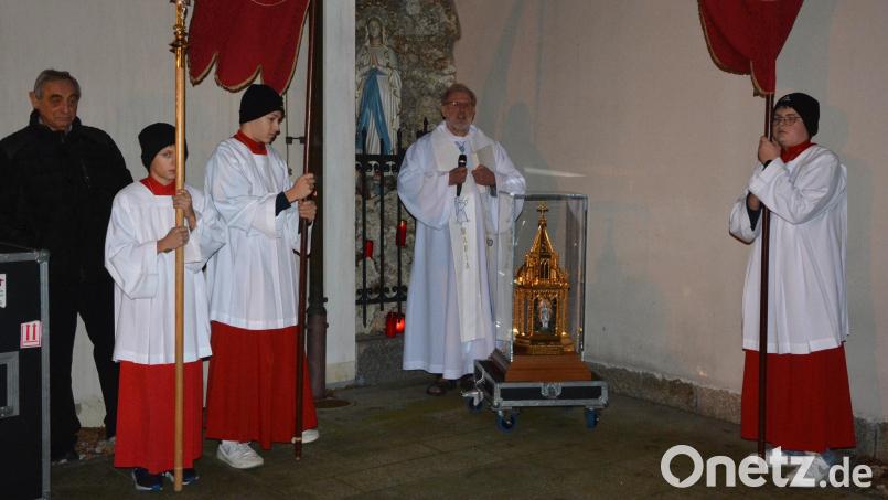 Am Donnerstagabend wurde der Reliquienschrein der heiligen Bernadette feierlich vor der Lourdesgrotte am Kirchplatz in Konnersreuth empfangen. Bild: jr
