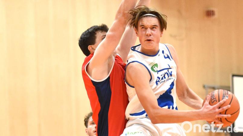 Florian Gebert (rechts) in Aktion: Die Weidener Basketballer empfangen Fibalon Baskets Neumarkt. Bild: G. Büttner