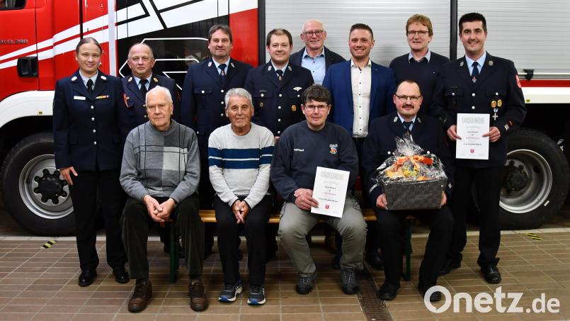 Die Atemschutzgruppe der Feuerwehr Schirmitz feierte 50-jähriges Bestehen. Die derzeit 29 Geräteträger werden von Leiter Jürgen Wolf (vorne rechts) und Florian Zirngibl (hinten, vierter von links) betreut. Mit im Bild die für 25-, 31-, 32-, 35 und 37-jährige Zugehörigkeit Geehrten. Bild: Margareta Czichon/exb