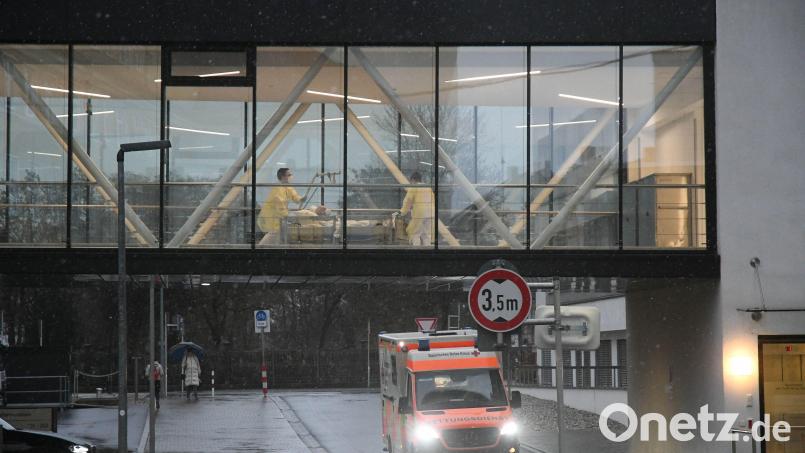Das Wetter spiegelt die Situation der Kliniken Nordoberpfalz AG gut wider: Das Gesundheitssystem ist unwirtlich für kleinere Krankenhäuser. Der Standort Weiden bekommt aber nun zwei Abteilungen aus Tirschenreuth dazu. Bild: Gabi Schönberger