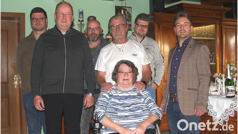 Ludwig (Vierter von links) und Veronika Fröhlich (vorne) feierten in Schönhaid Goldene Hochzeit. Es gratulierten Sohn Thomas, Pfarrer Markus Nees und Sohn Peter Fröhlich (von links), ferner Zweiter Bürgermeister Michael Dutz und Sohn Benjamin (von rechts). Bild: wro