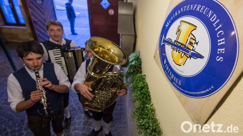 Das Prädikat &quot;Musikantenfreundliches Gasthaus&quot; zeigt Gästen, dass hier musizieren ausdrücklich erwünscht ist. Symbolbild: Armin Weigel