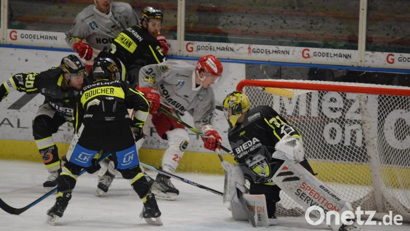 Auf die Abwehr de ERSC Amberg um Torhüter Timon Bätge (rechts) wartet am Sonntagabend die derzeit wohl schwerste Aufgabe in der Bayernliga. Zu Gast ist der souveräne Tabellenführer TSV Erding. Archivbild: Andreas Brückmann
