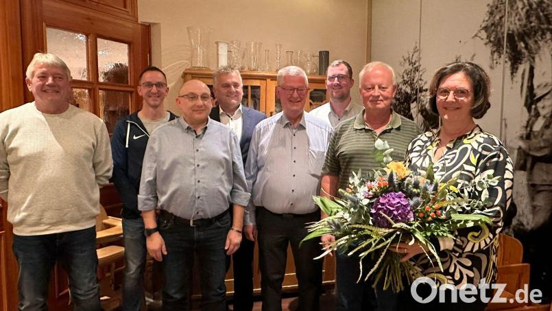 Bernhard Seer, Tobias Braun, Peter Achmann, Josef Lukas, Werner Lukas, Philipp Lukas, Hans Lukas und Elisabeth Lukas bei der Mitarbeiterehrung. Bild: Angelika Lukas/exb