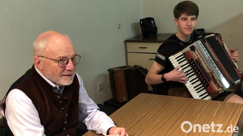 Dieter Radl bekommt bei seiner Lesung musikalische Unterstützung von Ben Paulus. Bild: gut