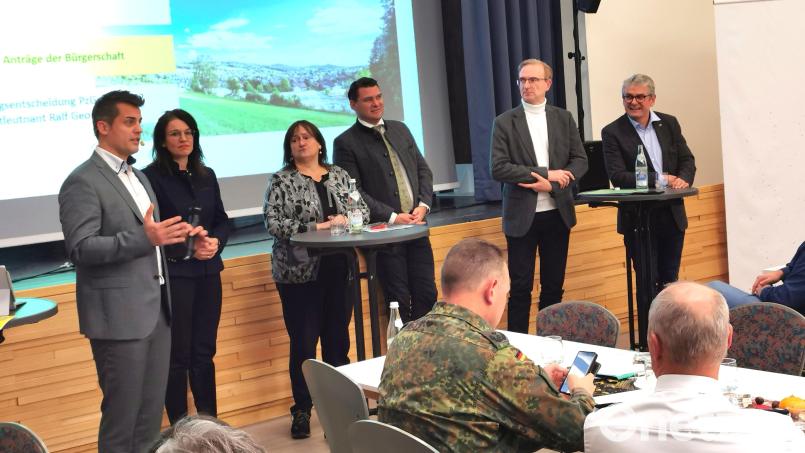 Bei der Bürgerversammlung in Oberviechtach standen neben Bürgermeister Rudolf Teplitzky (ab links) auch die Bundestagsabgeordneten Martina Englhardt-Kopf und Marianne Schieder, Landrat Thomas Ebeling sowie die Landtagsabgeordneten Alexander Flierl und Martin Scharf Rede und Antwort. Bild: Portner