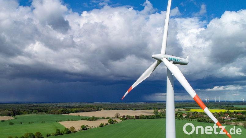 Die Gemeinde Theisseil fordert einen Mindestabstand von 1000 Metern von Windrädern zur Wohnbebauung. Symbolbild: Patrick Pleul/dpa