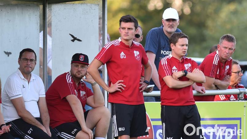Das Trainerduo Benjamin Urban und Klaus Moucha (vorne von links) muss den SC Luhe-Wildenau auf den Kunstrasenplatz in Deggendorf einstellen, wo es gegen den TSV Seebach geht. Archivbild: A. Schwarzmeier