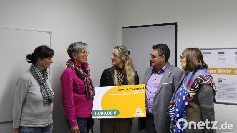Das Bruder-Gerhard-Hospiz in Schwandorf freut sich über eine Spende von Globus Schwandorf in Höhe von 1000 Euro. Bild: Julia Hauser/exb