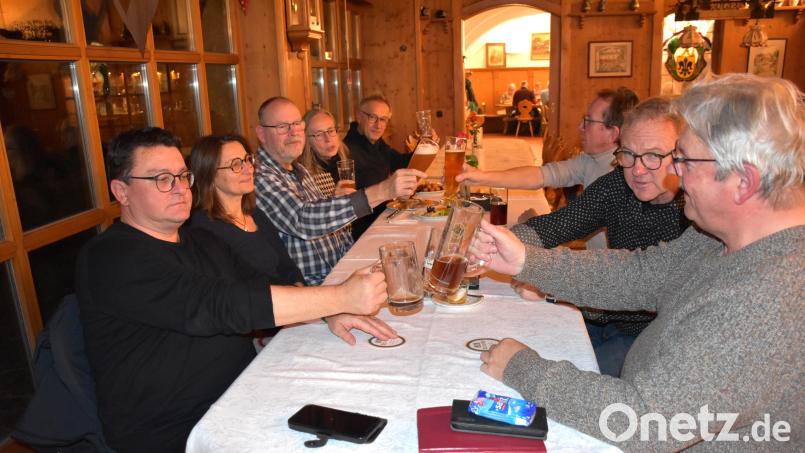 Anstoßen auf kreative Gespräche beim Künstlerstammtisch: Die Künstlerinnen und Künstler wünschen sich für die Zukunft noch mehr Teilnehmer bei den monatlichen Treffen. Bild: ubb