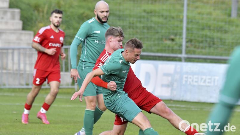Dominik Haller (vorne/Szene aus dem Spiel gegen Donaustauf) brachte Gebenbach in Ingolstadt mit 1:0 in Führung. Am Ende hieß es 1.1. Archivbild: Hubert Ziegler