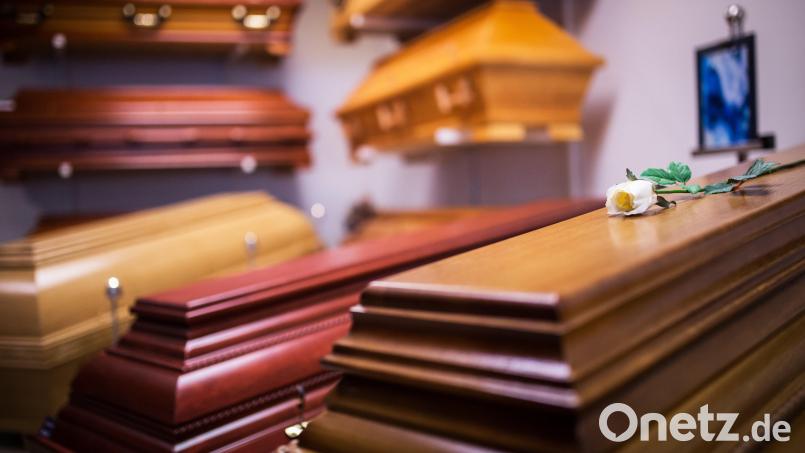 Früher eine Selbstverständlichkeit: Erdbestattungen im Sarg. Symbolbild: Sophia Kembowski/dpa